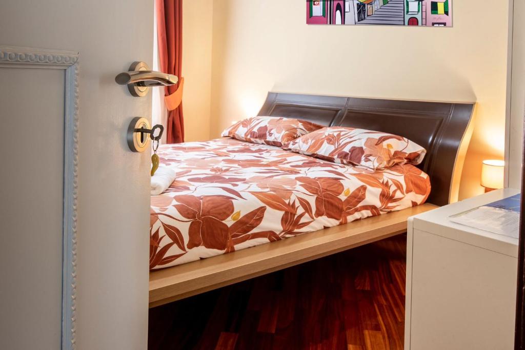 1 dormitorio con 1 cama con marco de madera en Sogno o son desto en Nápoles