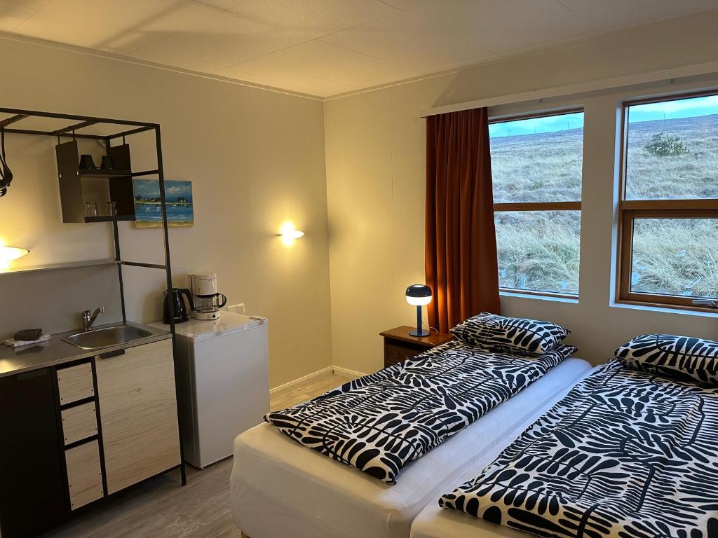 Postel nebo postele na pokoji v ubytování Staðarflöt Apartments