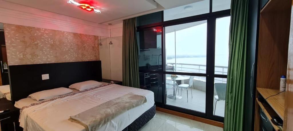 Tropical executive Ap 1411 في ماناوس: غرفة نوم بسرير ونافذة كبيرة