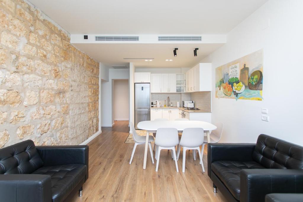 una cucina e una sala da pranzo con tavolo e sedie di Carmel Boutique Exclusive a Haifa