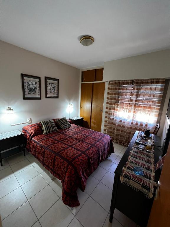ein Schlafzimmer mit einem Bett und einem Schreibtisch in der Unterkunft ALQUILO DEPTO AMUEBLADO 2 DORMITORIOS EN MICROCENTRO in Río Cuarto