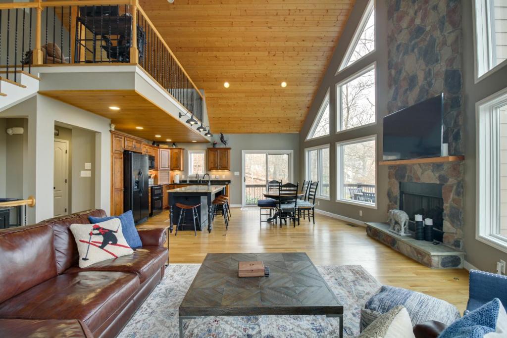 A seating area at Wintergreen Resort Home Close to Slopes and Trails