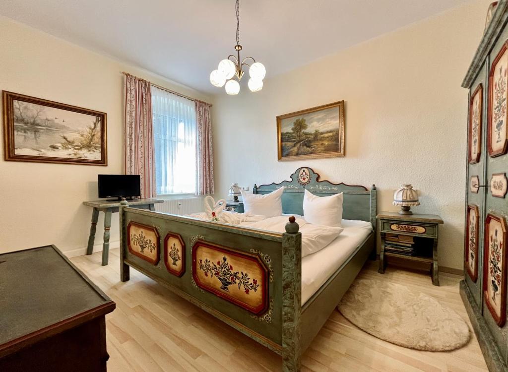 1 dormitorio con 1 cama y escritorio en una habitación en 3 Zimmer Apart Bergblick, en Kurort Oberwiesenthal