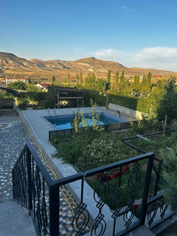 Blick auf einen Garten mit 2 Pools in der Unterkunft İç Anadolu 