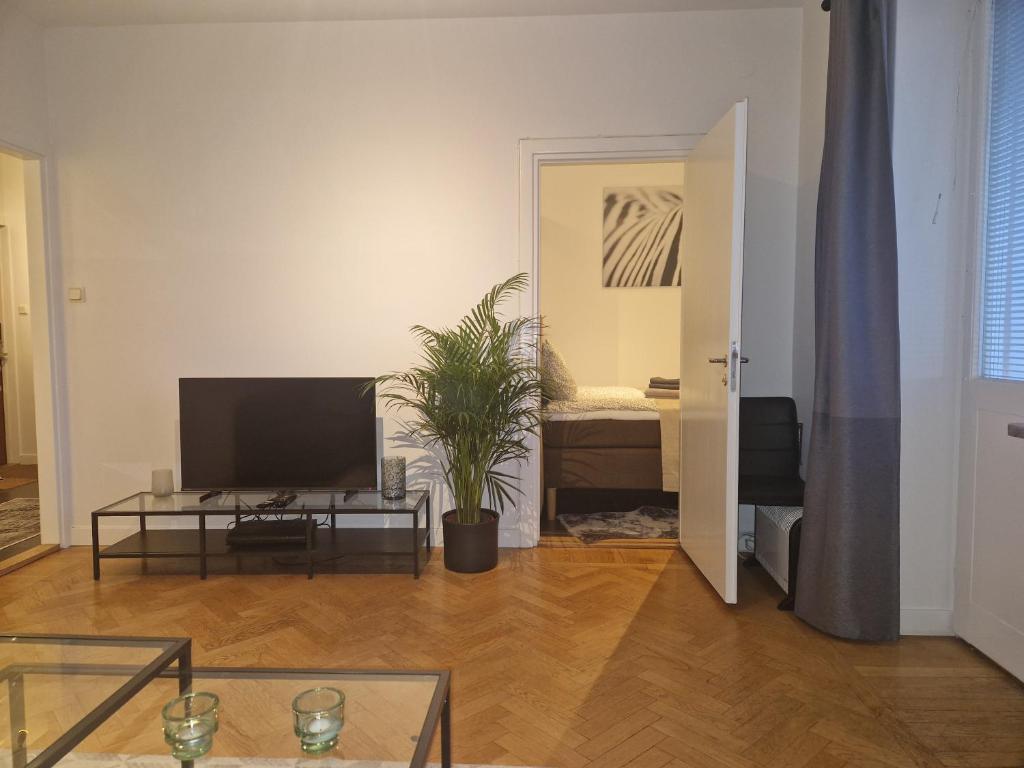 TV a/nebo společenská místnost v ubytování Misyg lägenhet i Stockholm stad