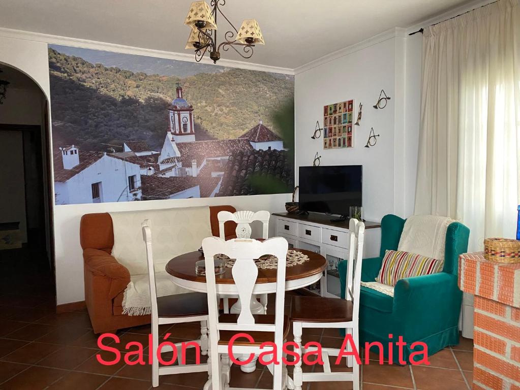 un salon avec une table, une chaise et une télévision dans l'établissement Casa Rural Paz, à Benarrabá