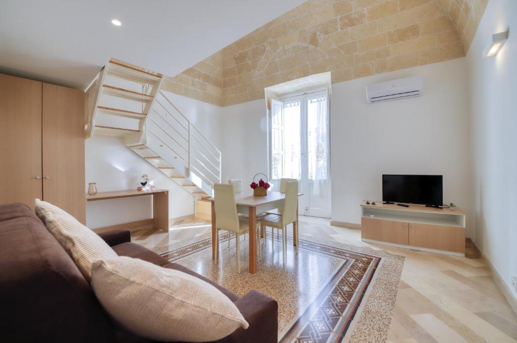 a living room with a couch and a table at Garibaldi - Affitti Brevi Italia in Gravina in Puglia