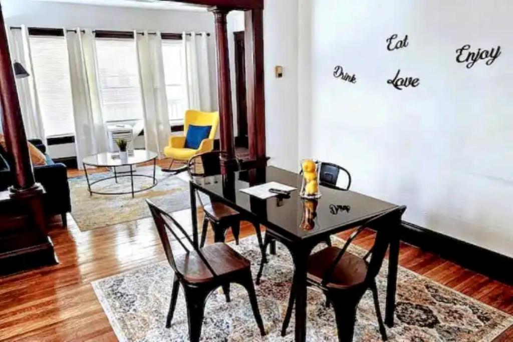 a living room with a table and chairs at Lovely! near Cleve Clinic/UH/CWRU/Dwntwn w/porch in Cleveland