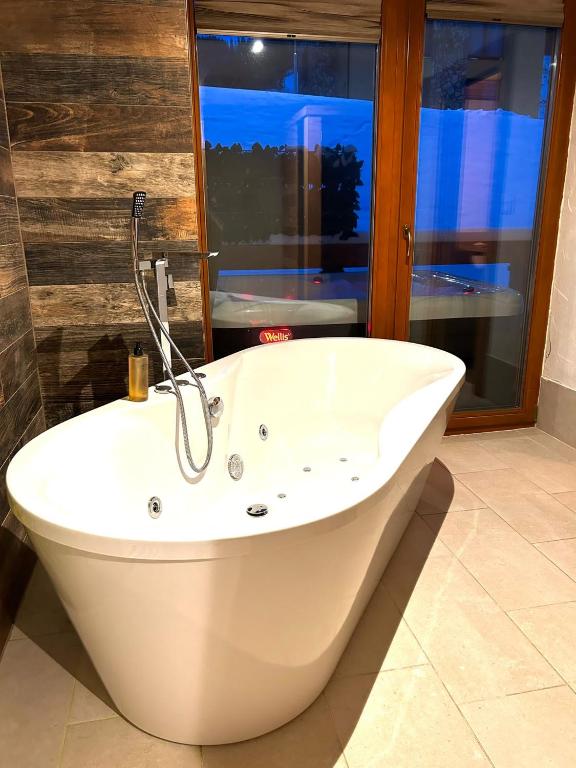 Koupelna v ubytování Chalet Jasná Wellness Apartment Saskia jacuzzi & sauna