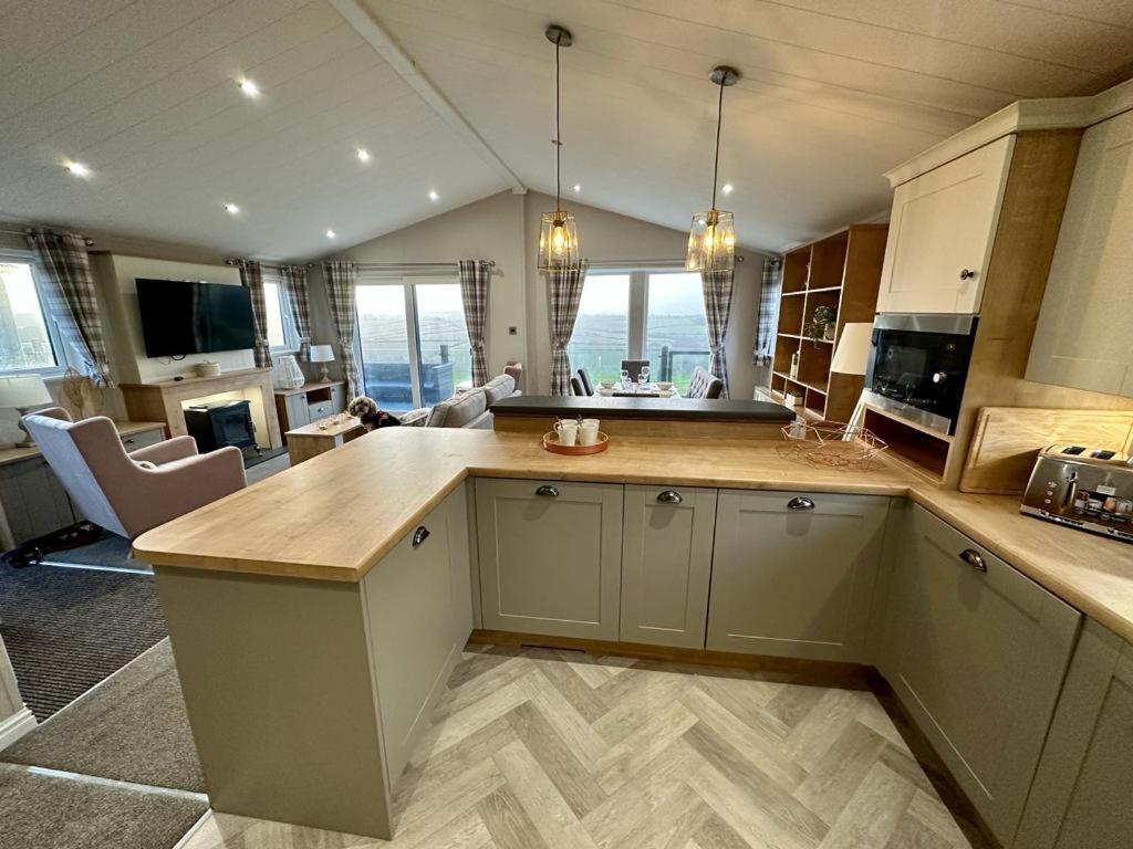 Kuchyň nebo kuchyňský kout v ubytování Luxury 3 bedroom Maple View Lodge, Newquay, Cornwall