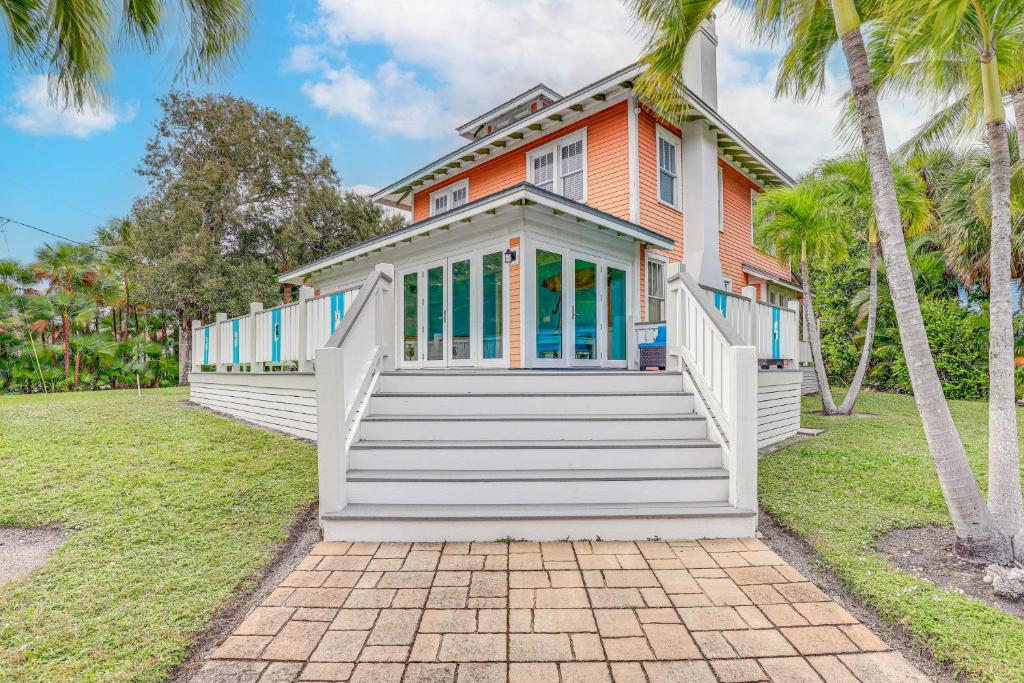 une maison avec des palmiers devant elle dans l'établissement Palm City Home with Decks and Florida Room - Near Golf, à Stuart