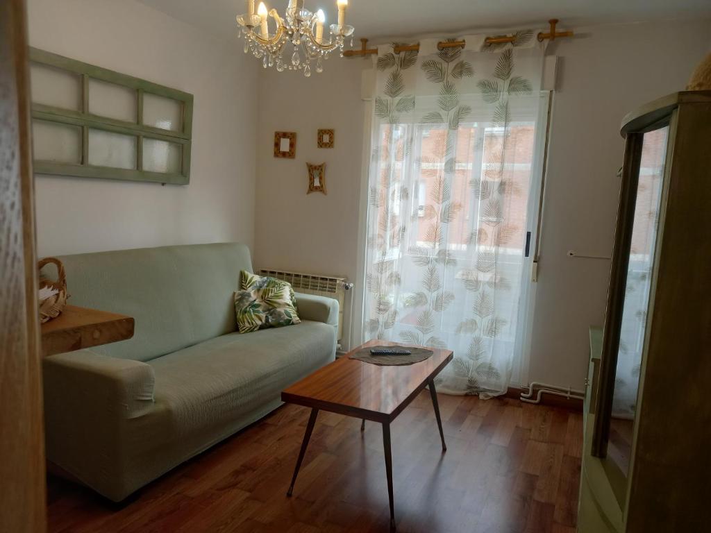 uma sala de estar com um sofá e uma mesa em La Casuca de Ana&Isabel em Palencia