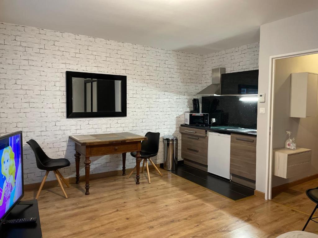 une cuisine et une salle à manger avec une table et des chaises dans l'établissement Adorable studio avec un parking prive, à Strasbourg