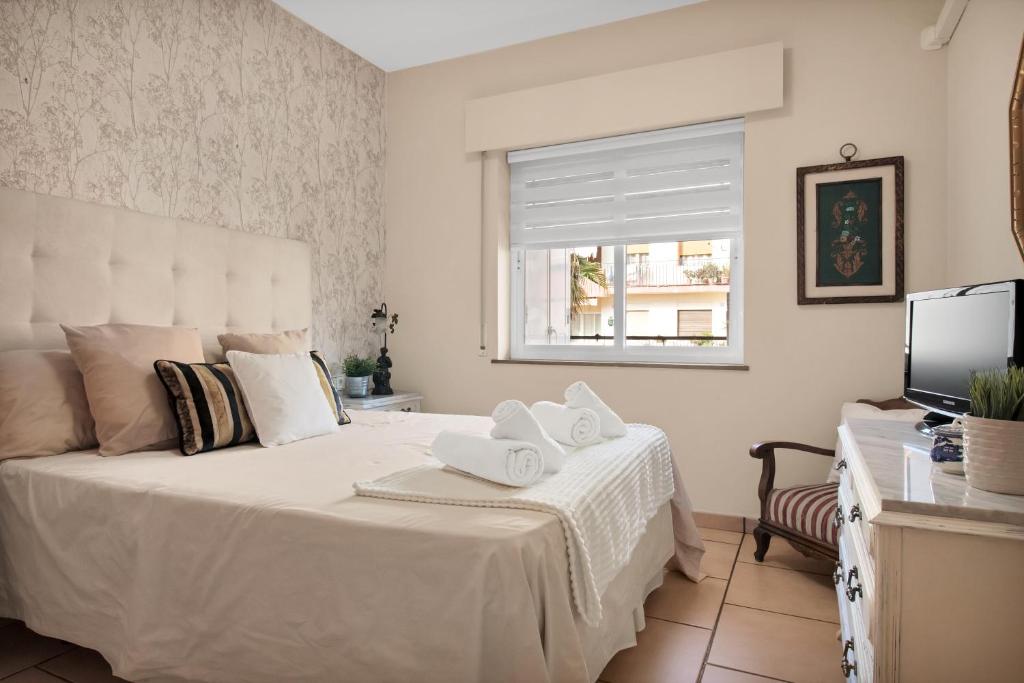 ein Schlafzimmer mit einem großen weißen Bett mit einem Fenster in der Unterkunft Ubicación y confort en el centro de Marbella - RICARDO SORIANO 33 38 in Marbella