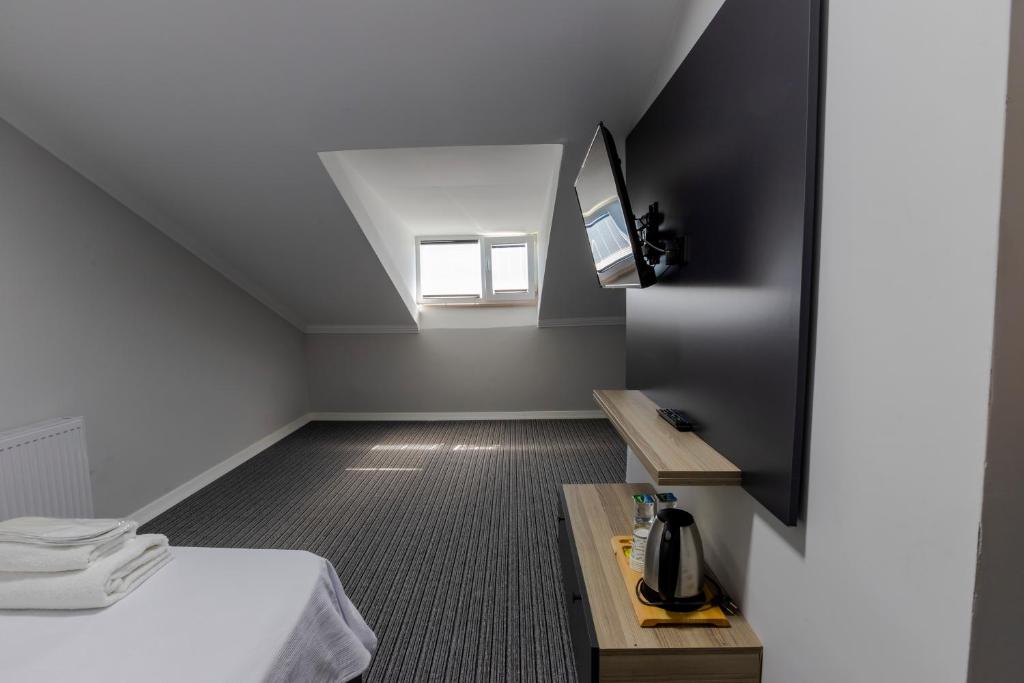 Uma TV ou centro de entretenimento em ACAR SMART OTEL