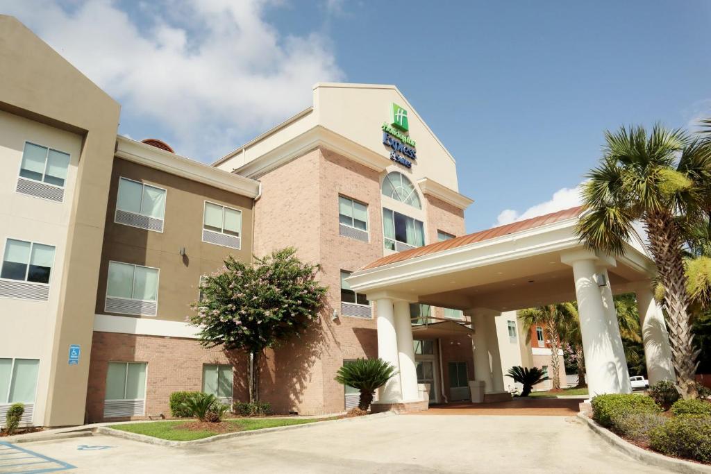 a front view of a hotel at Holiday Inn Express Baton Rouge North, an IHG Hotel in Zachary