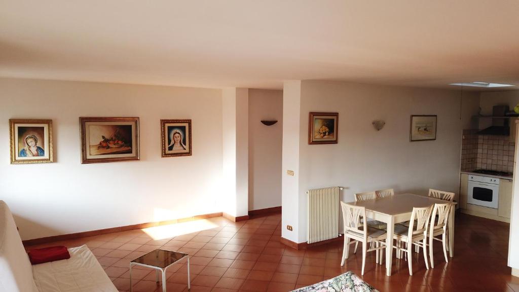 eine Küche und ein Esszimmer mit einem Tisch und Stühlen in der Unterkunft Corte degli Artisti in Sedegliano
