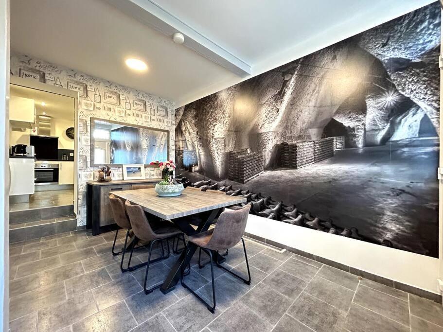 エペルネーにあるLe Domaineのテーブルと椅子のあるダイニングルーム