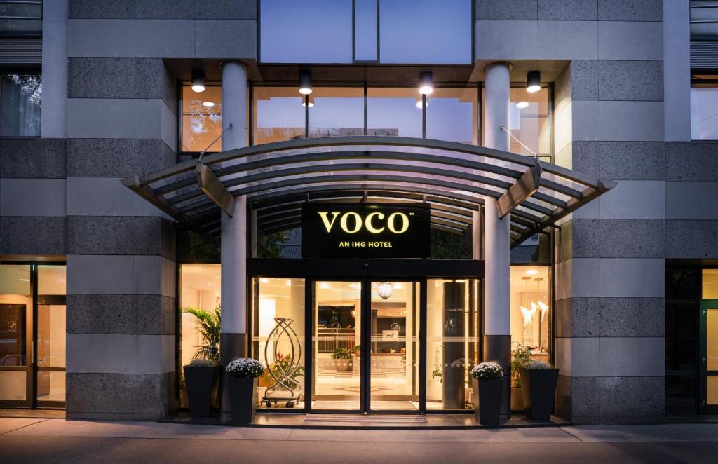 ein Gebäude mit einem vco-Schild auf der Vorderseite in der Unterkunft voco Vienna Prater, an IHG Hotel in Wien