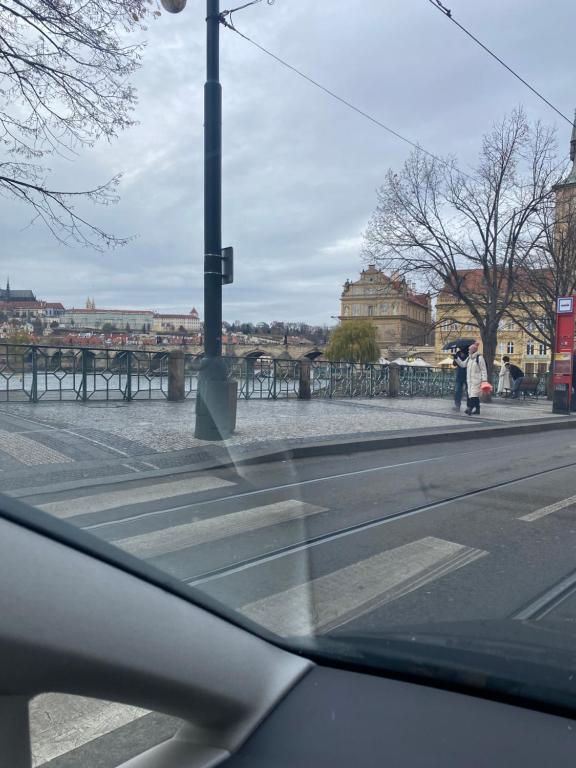 - une vue sur une rue de la ville depuis une fenêtre de voiture dans l'établissement Ana sehr ruhig, sehr groß, einfach wohl zu fühlen, à Prague
