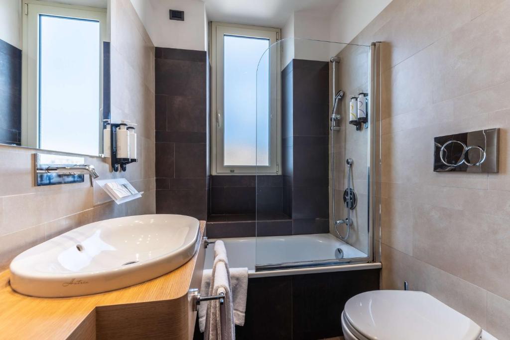 łazienka z umywalką, toaletą i prysznicem w obiekcie Best Western Hotel President - Colosseo w Rzymie