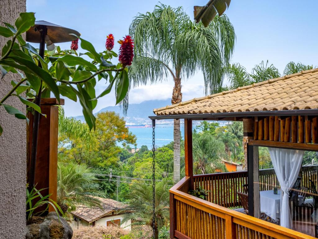 uma varanda com vista para o oceano em Eco Baepi Residence em Ilhabela