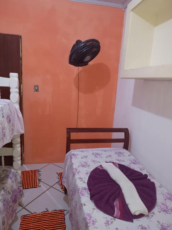 Un dormitorio con una cama y un sombrero en la pared en Hostel Raio de Fogo, en Paraty