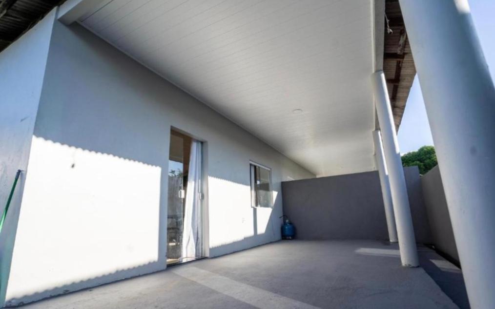 un couloir vide d'un bâtiment avec une porte ouverte dans l'établissement Mecejana Home, à Boa Vista