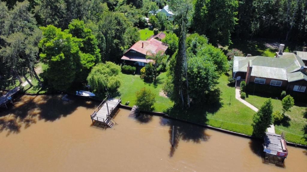 una vista aérea de una casa en medio de un río en La Caleta en Tigre