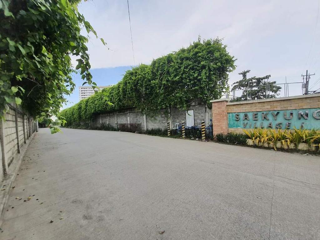 Lapu Lapu CityにあるMistow Saekyung Condoの壁の建物の隣の空き通り