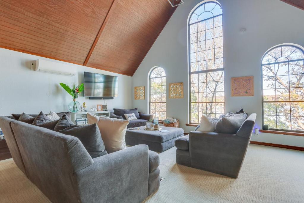 Waterfront Gainesville Home with Dock, Near Wineries, Thackerville