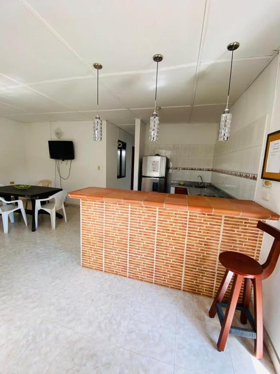 Habitación con bar y mesa de ping pong en Apartamento Renta Myla, en Santa Marta