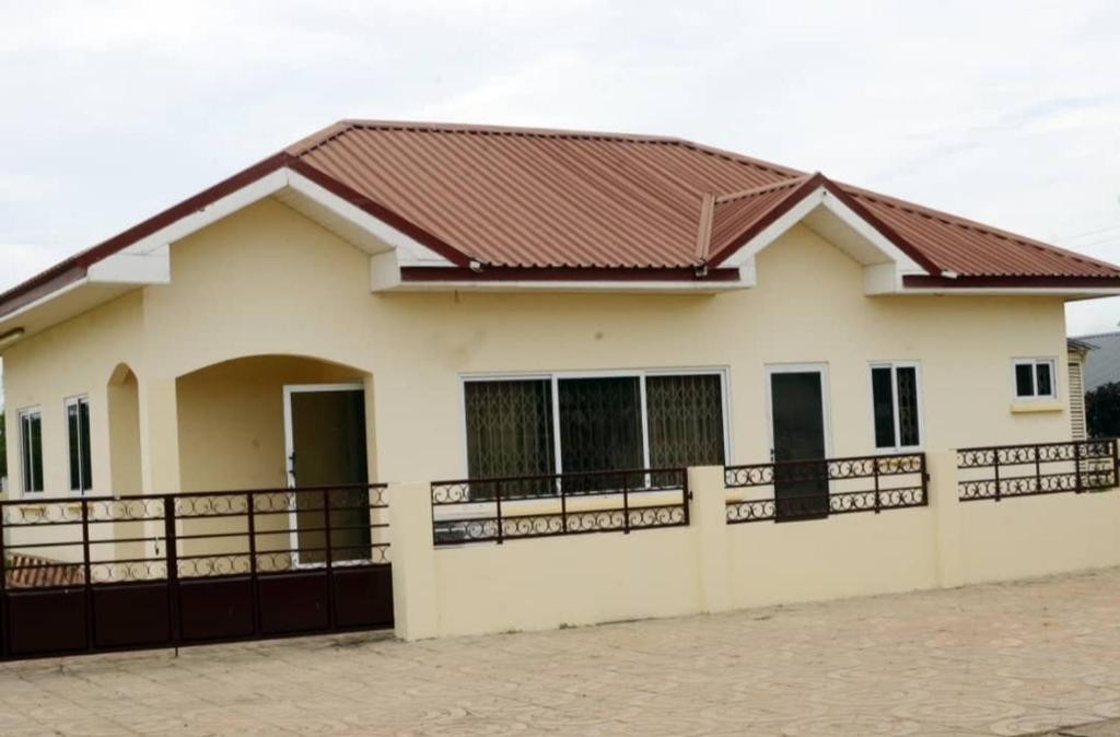 ein kleines Haus mit braunem Dach in der Unterkunft Lovely 2-bedroom house near Aburi in Accra