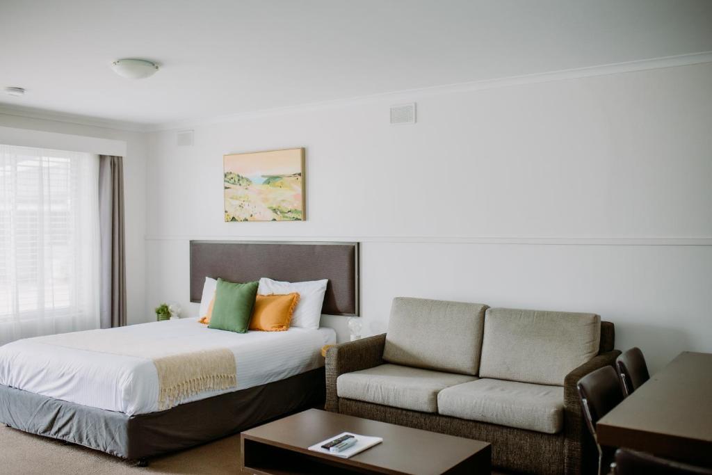 ein Hotelzimmer mit einem Bett und einem Sofa in der Unterkunft PanCo Victor Harbor in Victor Harbor