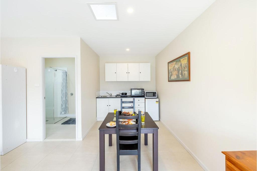 Kuchyň nebo kuchyňský kout v ubytování 14A Grafton St - Pet friendly studio with air con and wi-fi