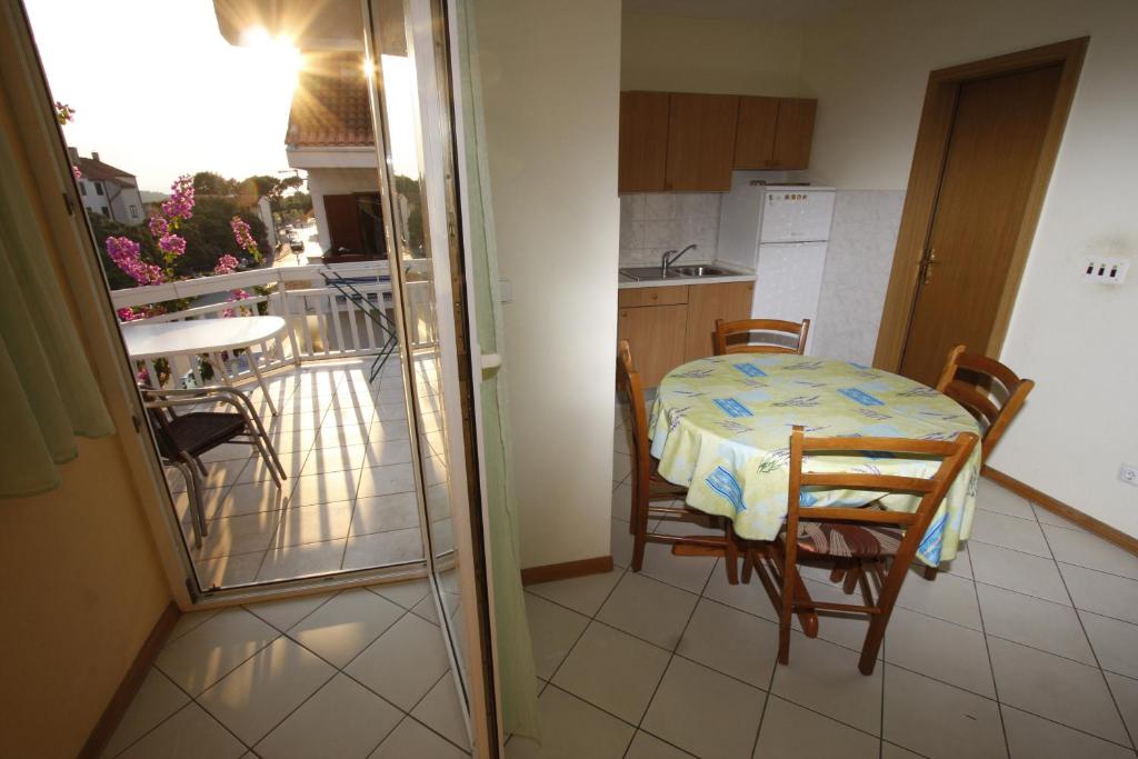 Kuchyň nebo kuchyňský kout v ubytování Apartments Lidus