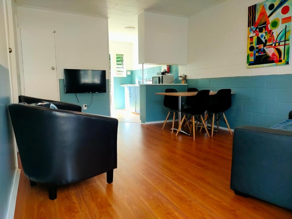 TV a/nebo společenská místnost v ubytování Aarangi Tui Motel
