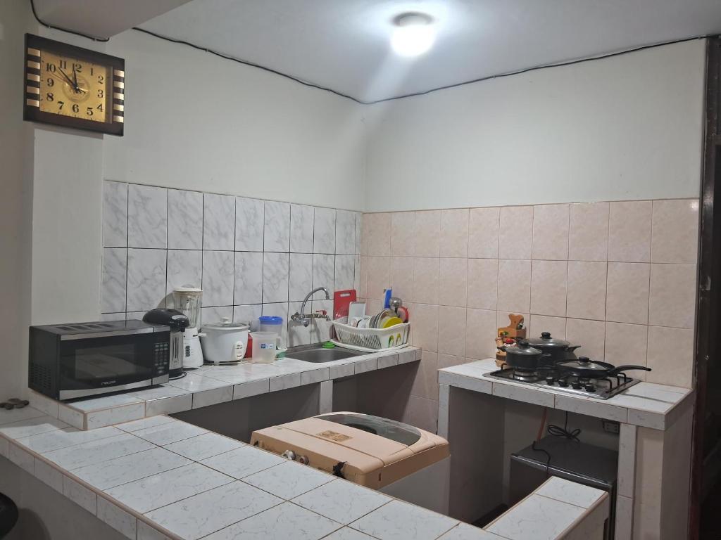 Il comprend une cuisine équipée d'un évier et d'un comptoir avec un four micro-ondes. dans l'établissement Minidepartamento Barato, à Chiclayo