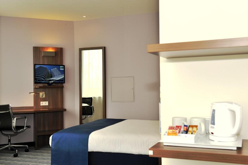ein Hotelzimmer mit einem Bett und einem Schreibtisch in der Unterkunft Holiday Inn Express The Hague - Parliament, an IHG Hotel in Den Haag