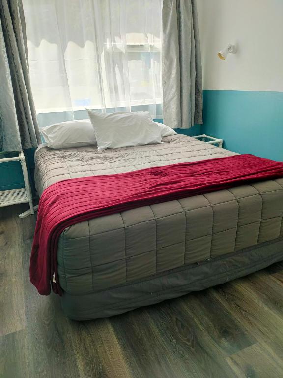 Postel nebo postele na pokoji v ubytování Aarangi Tui Motel