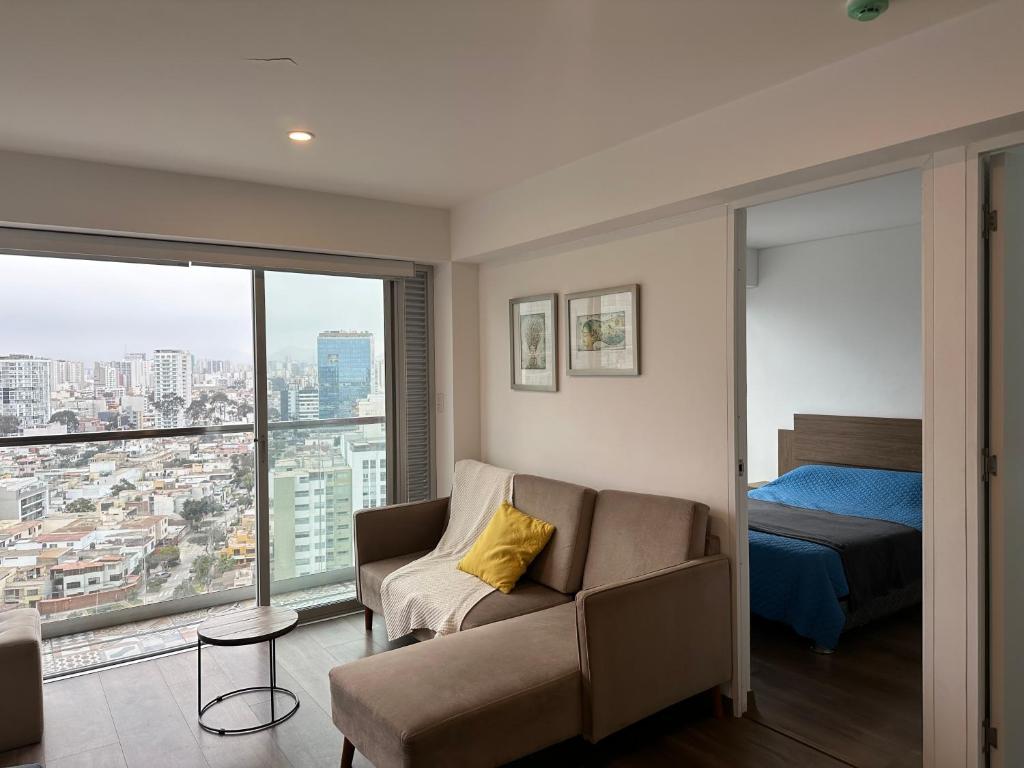 sala de estar con sofá y cama en Dpto completo con linda vista y WIFI, en Lima