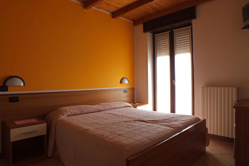 Łóżko lub łóżka w pokoju w obiekcie Albergo Ristorante Innocenti