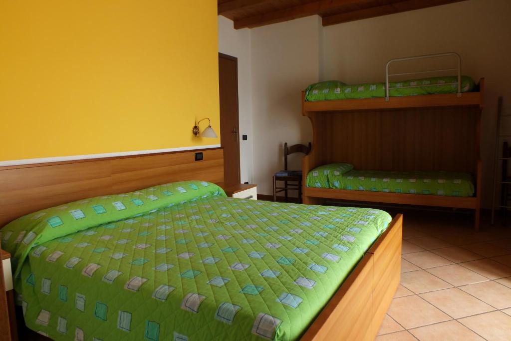 Łóżko lub łóżka w pokoju w obiekcie Albergo Ristorante Innocenti
