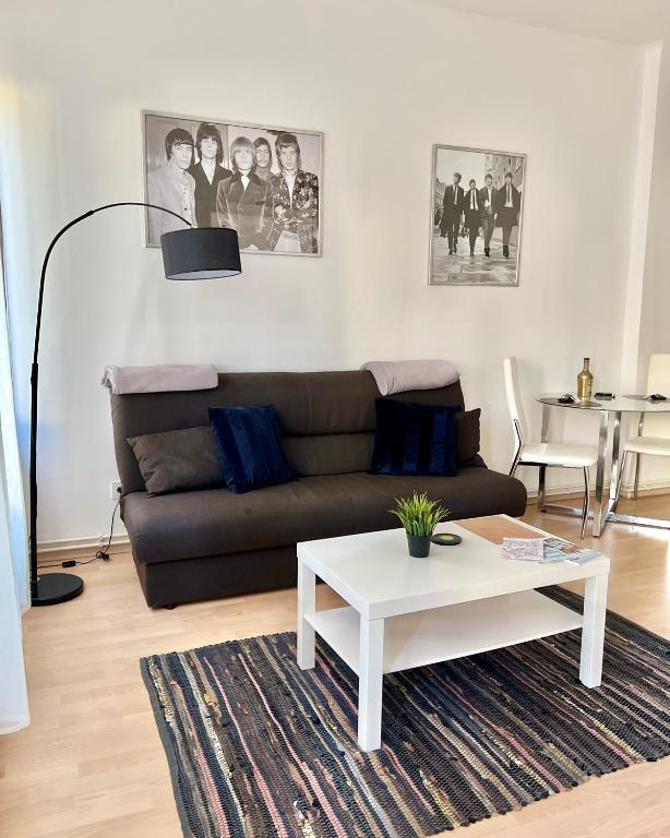 salon z kanapą i stolikiem kawowym w obiekcie The Downtown Pearl w Zagrzebiu