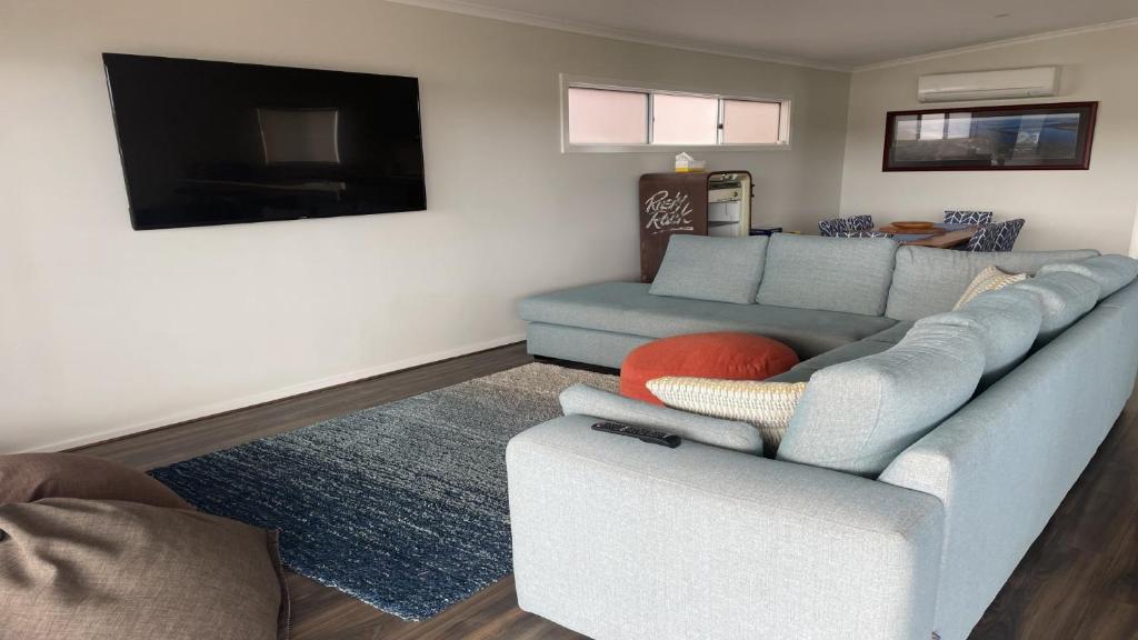 Uma área de estar em Off The Net - New Listing - Esplanade Property With Views Of The Channel
