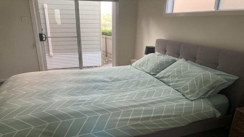 Cama ou camas em um quarto em Off The Net - New Listing - Esplanade Property With Views Of The Channel