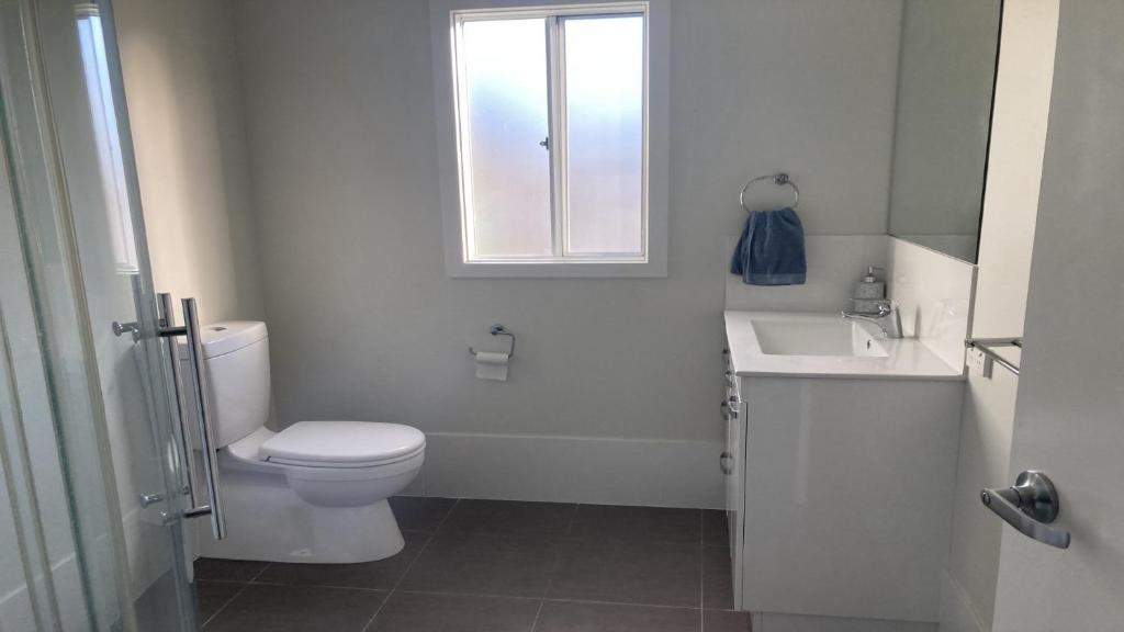 Um banheiro em Off The Net - New Listing - Esplanade Property With Views Of The Channel