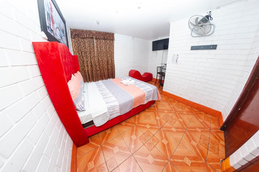 1 dormitorio pequeño con 1 cama en una habitación en Hostal Waya, en Lima