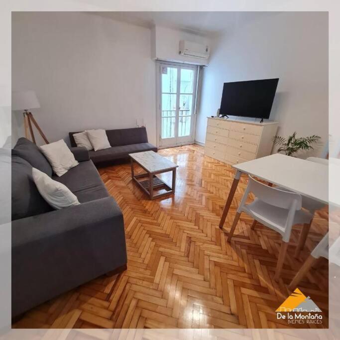 ein Wohnzimmer mit einem Sofa und einem Tisch in der Unterkunft De La Montaña • Palermo in Buenos Aires