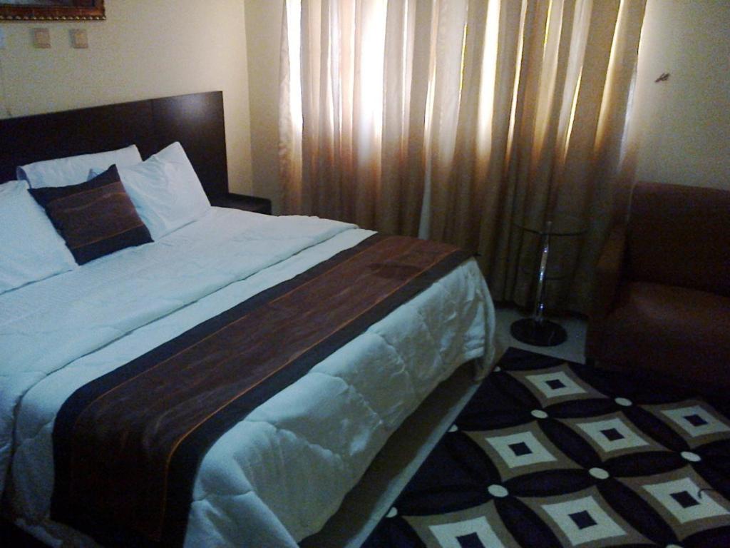 Postel nebo postele na pokoji v ubytování Conference Hotel and Suites Sagamu